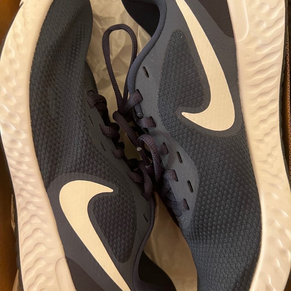 Navy and white men’s size 7 Nike revolution, tennis shoes.